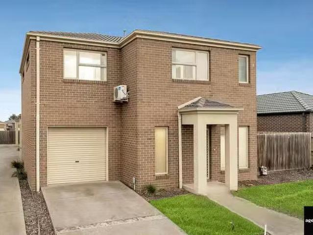 Just in! 2/25 27 Starflower Way, Truganina, VIC 3029