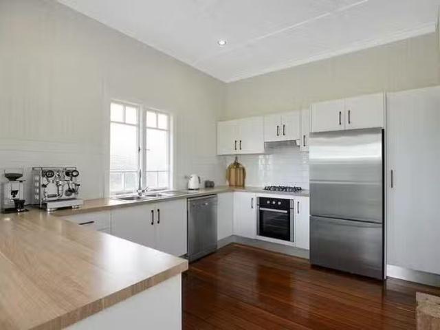Unique 22 Lochel Street, Mount Lofty, QLD 4350