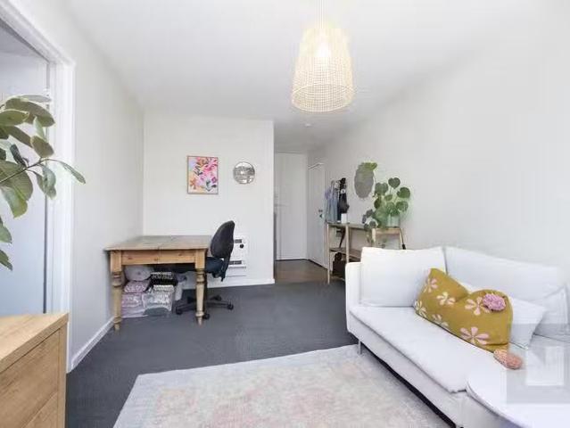 Just in! 2/37 Somerville Road, Yarraville, VIC 3013