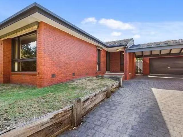 Cozy 23 English Avenue, Scoresby, VIC 3179