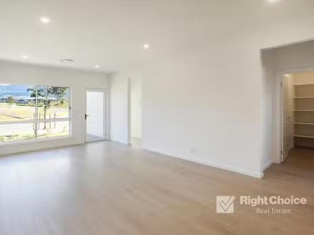 Nice 23 Lancaster Drive, Badagarang, NSW 2540