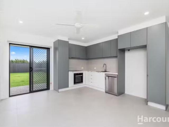 Deal! 2/3 Quetta Close, ELI WATERS, QLD 4655 Duplex for Rent