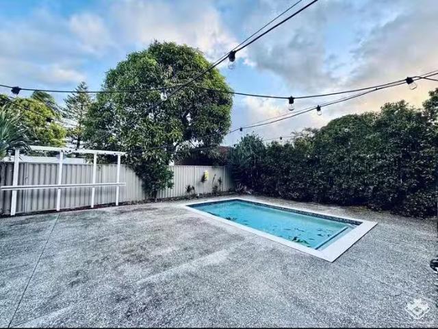 Deal! 23 Reynolds Avenue, Labrador, QLD 4215