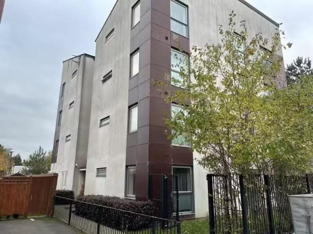 Nice 2 BA 3 bedroom apartment for rent in Aviation Ave, Hatfie.