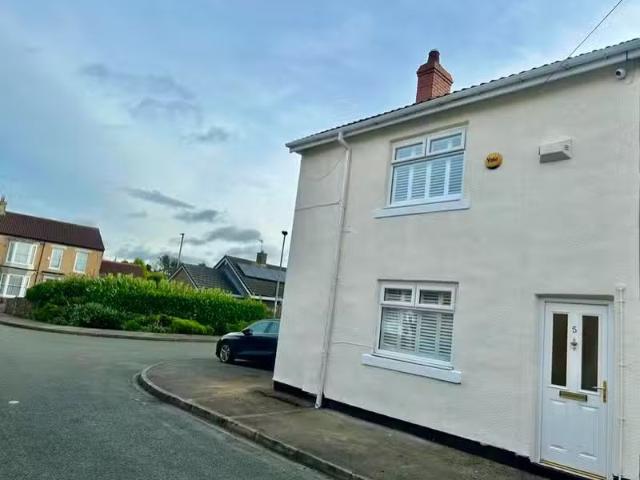 Charming 2 BA 3 bedroom end of terrace house for rent in Hopki.