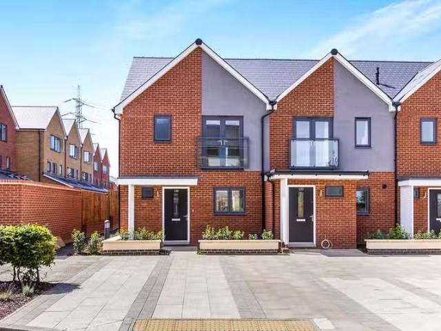 Charming 2 BA 3 bedroom end of terrace house for rent in Sprin.