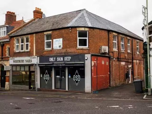 New 2 BA 3 bedroom flat for rent in Edward Street, Westbury, W.