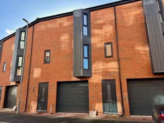 Unique 2 BA 3 bedroom house for rent in Charles Street, Cheste.