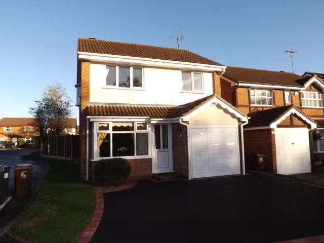 Charming 2 BA 3 bedroom house for rent in Sevington Close, Hil.
