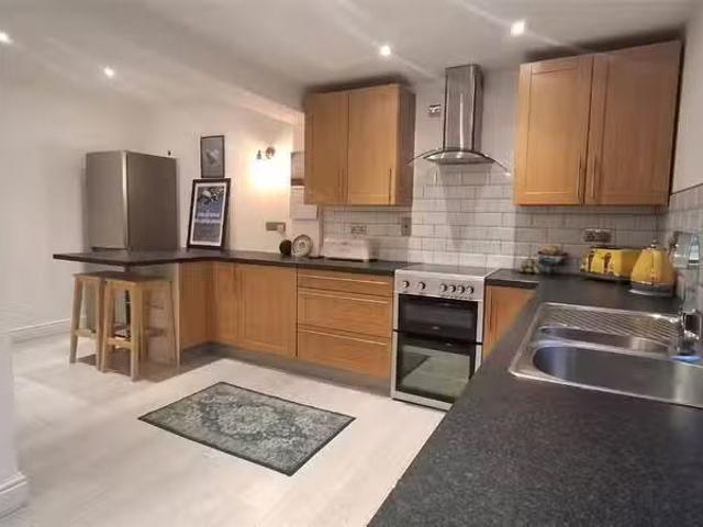 Cozy 2 BA 3 bedroom semi detached house for rent in Edward Roa.