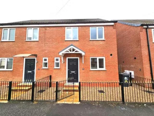 New 2 BA 3 bedroom semi detached house for rent in Loscoe Denb.