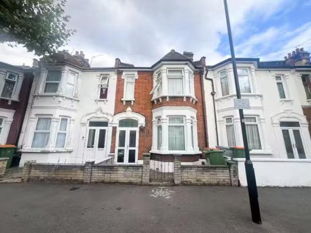 Charming 2 BA 3 bedroom terraced house for rent in Bridge Road.