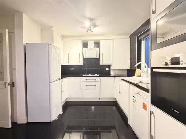 Cheap 2 BA 3 bedroom terraced house for rent in Hornbeams, Har.