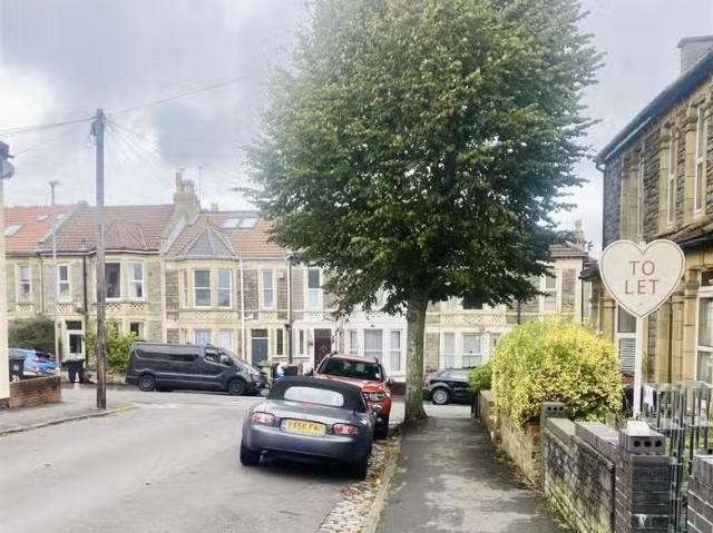 Unique 2 BA 3 bedroom terraced house for rent in Priory Road.