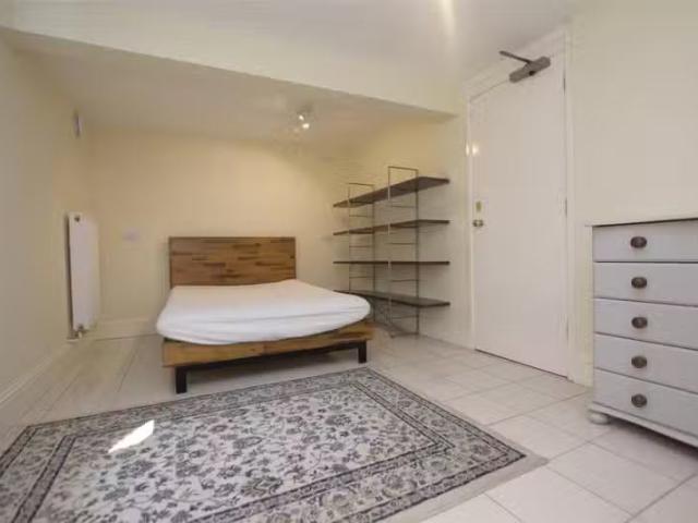 Deal! 2 BA 1 bedroom house for rent in Albert Place, Cheltenha.