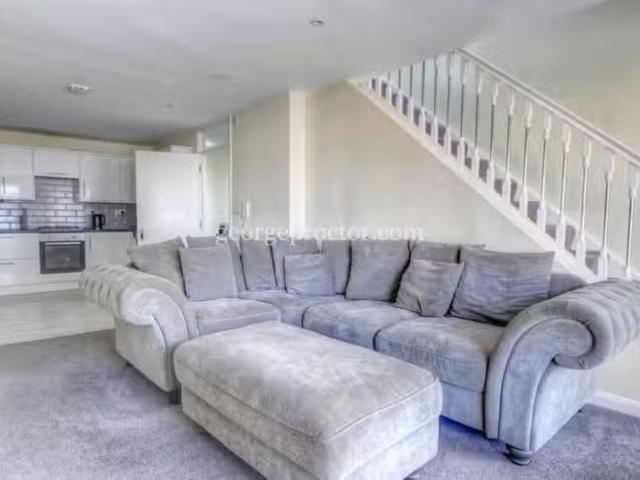 For Rent! 2 BA 2 bedroom apartment for rent in Chatterton Road.