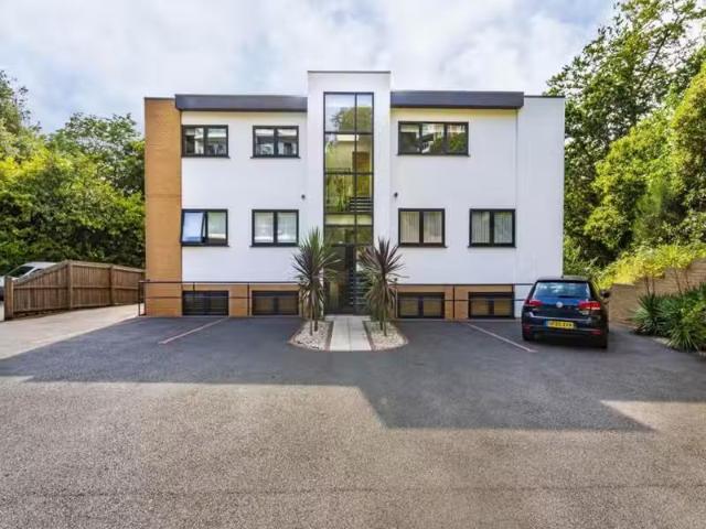 Just in! 2 BA 2 bedroom apartment for rent in Siren, Parkstone.