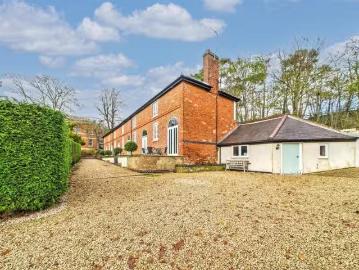 Charming 2 BA 2 bedroom cottage for rent in Main Street, Breed.
