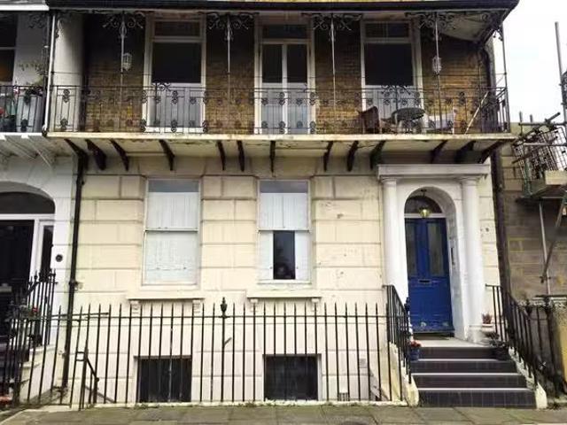 Cheap 2 BA 2 bedroom flat for rent in Albion Place, Ramsgate.