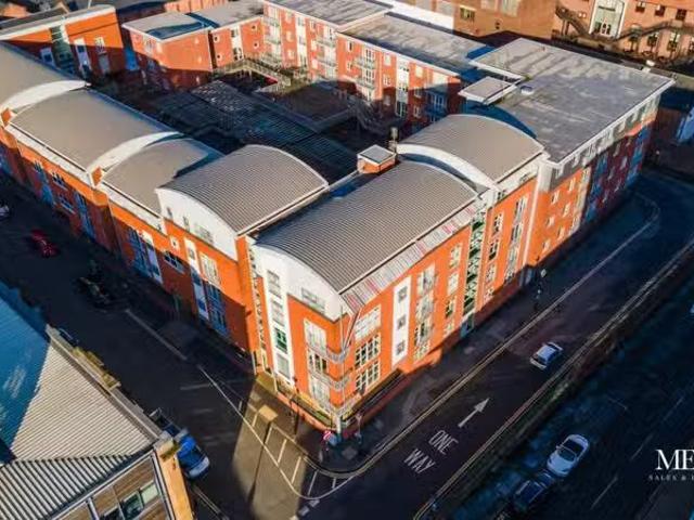 Just in! 2 BA 2 bedroom flat for rent in Friday Bridge, Berkle.