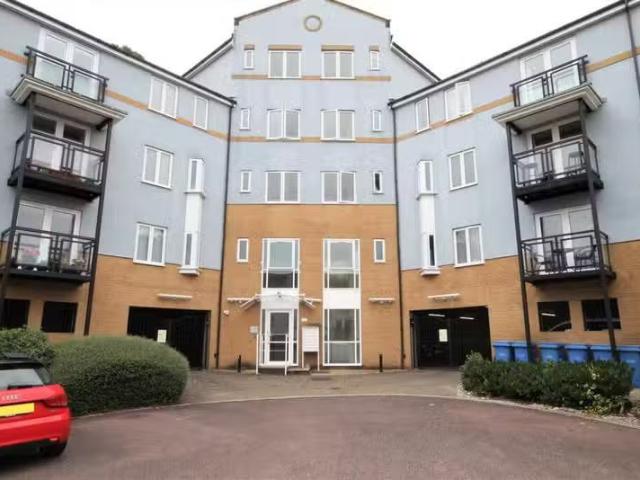Just in! 2 BA 2 bedroom flat for rent in Pier Close, Portishea.
