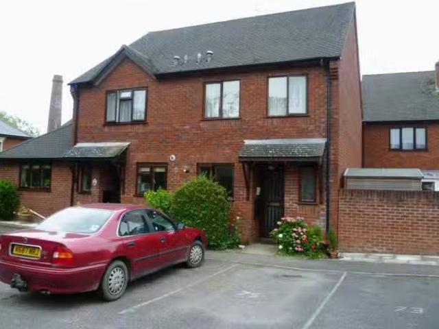 Cheap 2 BA 2 bedroom semi detached house for rent in Sheppards.