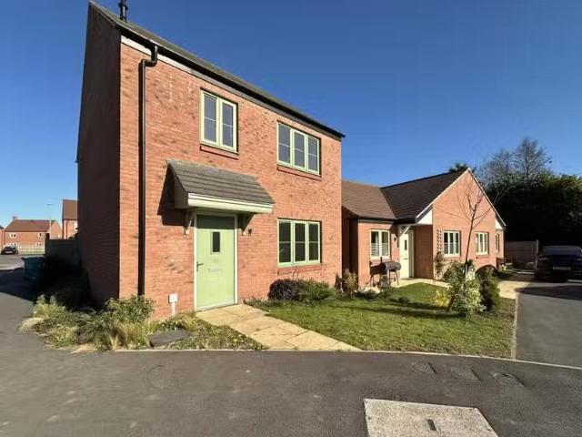 Just in! 2 BA 4 bedroom detached house for rent in The Flatts.