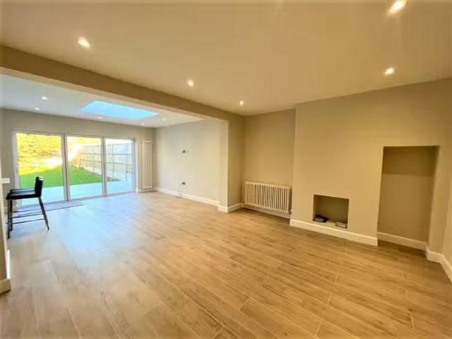 Just in! 2 BA 4 bedroom end of terrace house for rent in South.