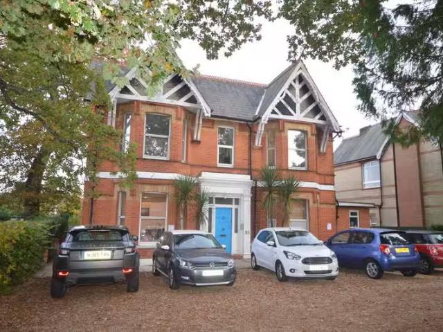 Rental! 2 BA 4 bedroom flat for rent in Wimborne Road, Winton.