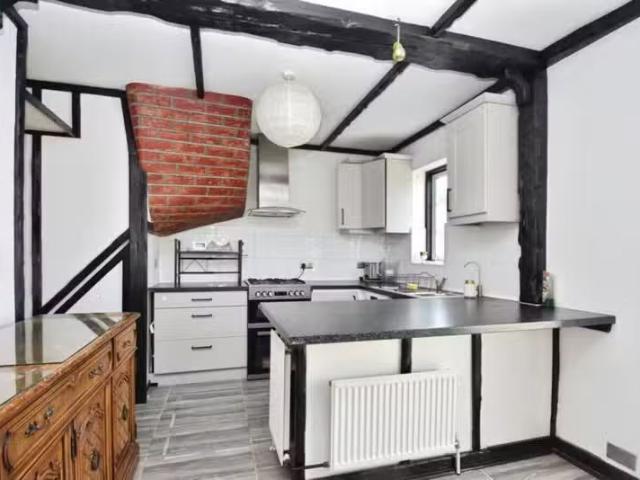 New 2 BA 4 bedroom semi detached house for rent in East Roches.
