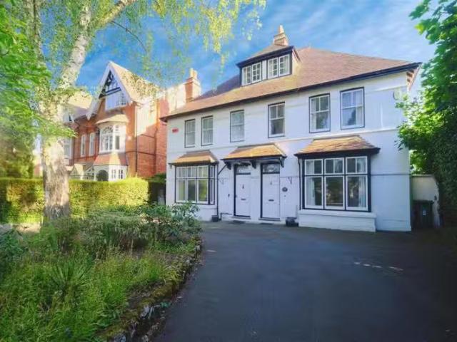 Deal! 2 BA 4 bedroom semi detached house for rent in Park Road.