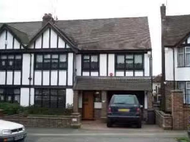 Just in! 2 BA 4 bedroom semi detached house for rent in Woodbe.