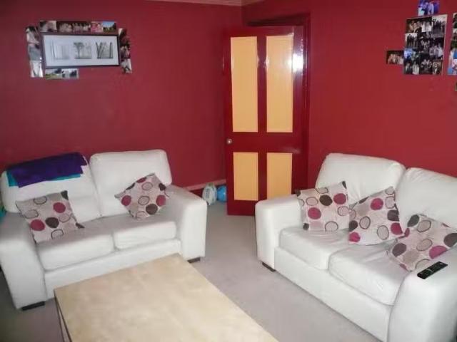 Cheap 2 BA 4 bedroom terraced house for rent in Magdalen Road.