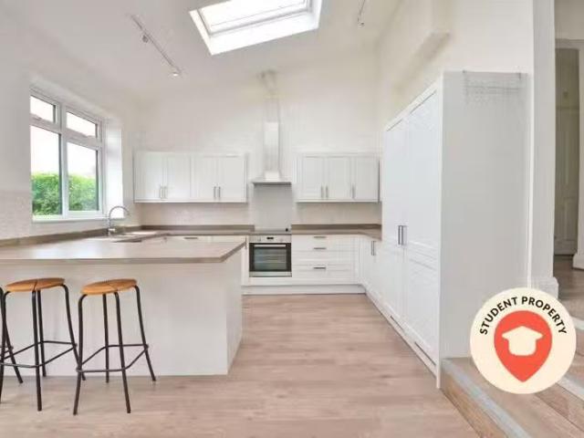 Deal! 2 BA 4 bedroom terraced house for rent in Southmead Road.