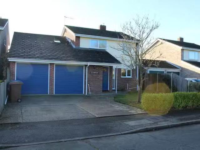 Cheap 2 BA 5 bedroom detached house for rent in Oaklands, Leav.