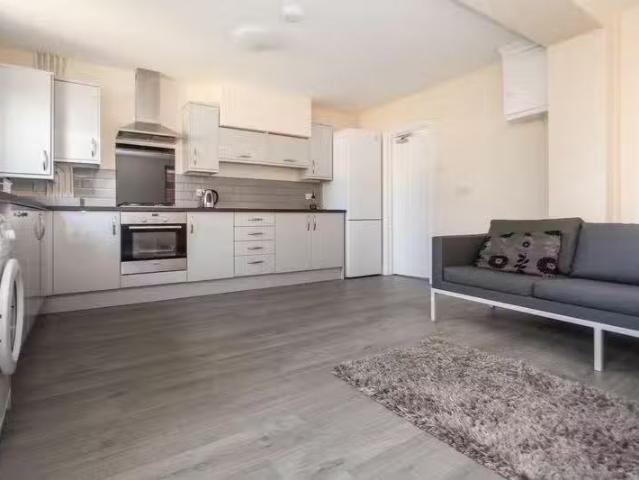 Deal! 2 BA 5 bedroom detached house for rent in Hankinson Road.
