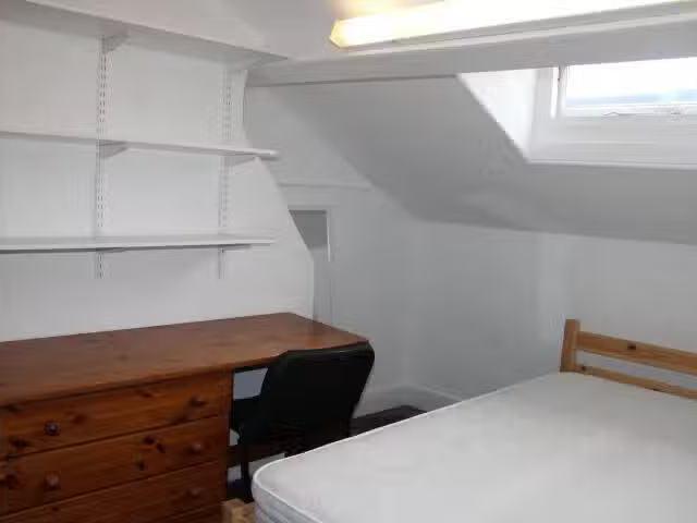 For Rent! 2 BA 5 bedroom house for rent in Warwick Street, Lea.