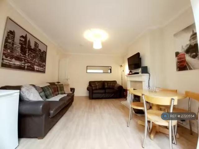 Cheap 2 BA 5 bedroom terraced house for rent in College Road.