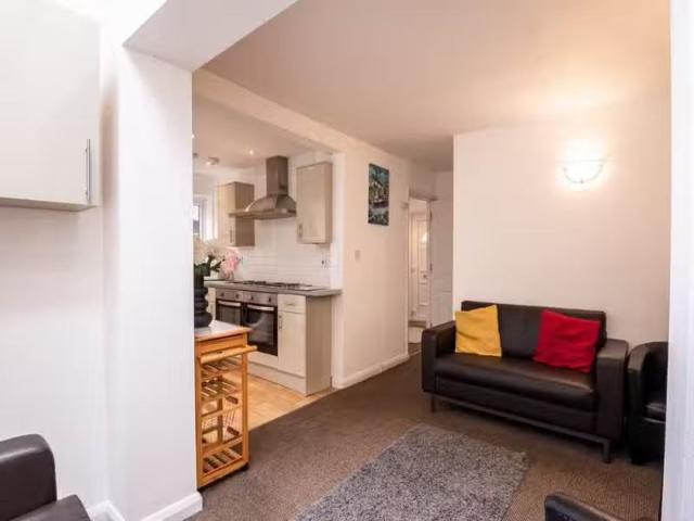 Cozy 2 BA 6 bedroom house for rent in Princes Way, Canterbury.