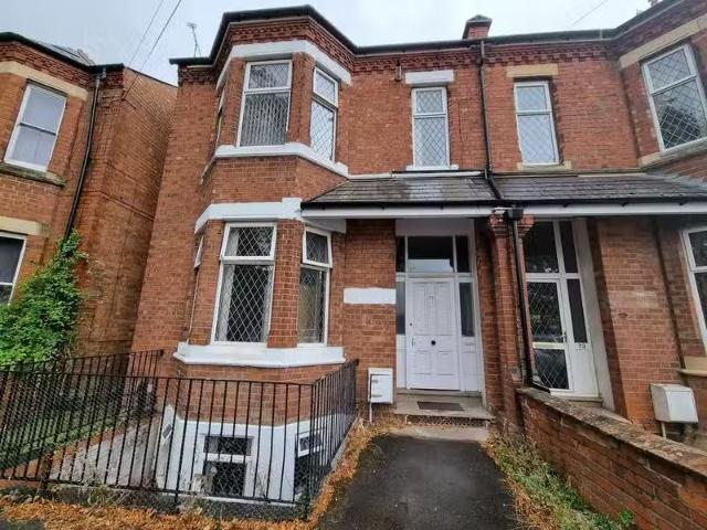 Just in! 2 BA 9 bedroom terraced house for rent in Radford Roa.