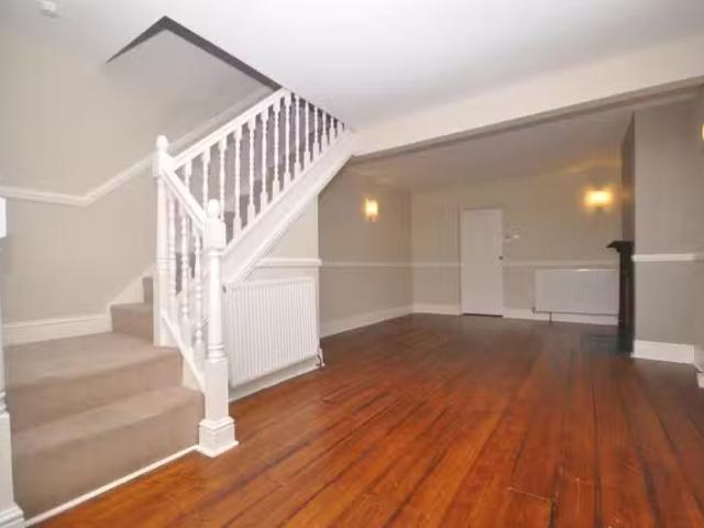 Charming 2 bedroom terraced house for rent in Vicarage Road, O.