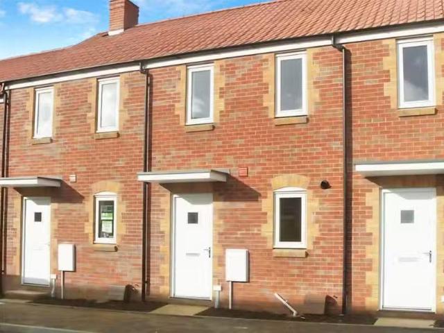 For Rent! 2 bedroom terraced house for rent in Carpenters, She.