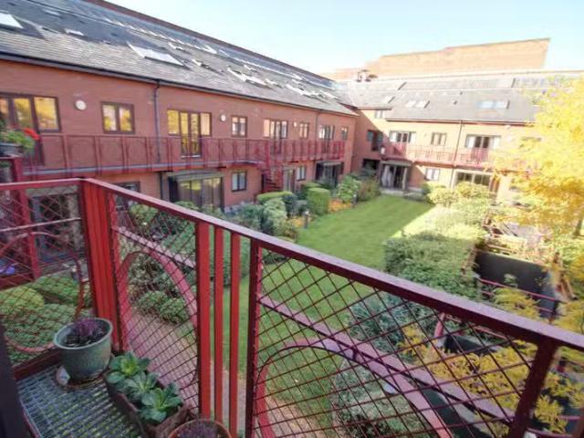 Nice 2 bedroom apartment for rent in Kings Court, Cox Street.