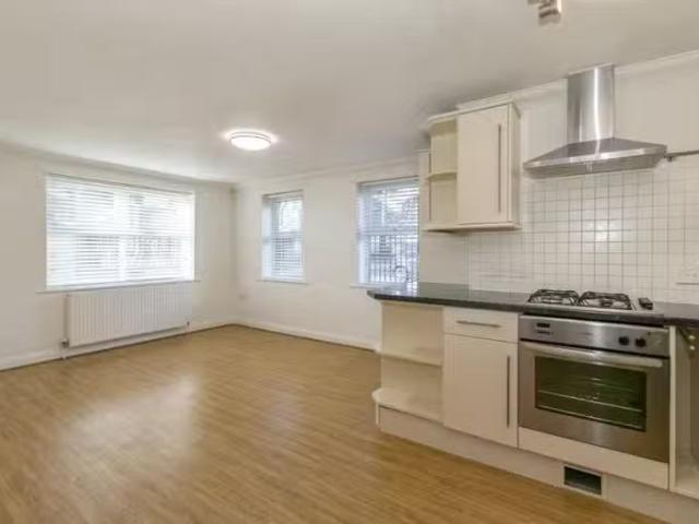Charming 2 bedroom apartment for rent in Kings Park Drive, Kin.