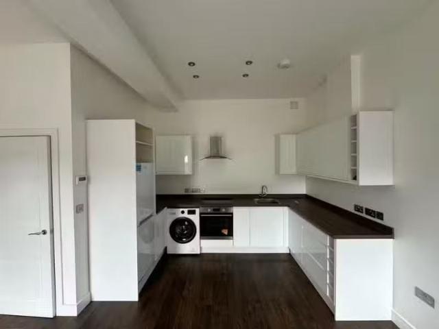 Rental! 2 bedroom apartment for rent in Whitehall Road, Bristo.