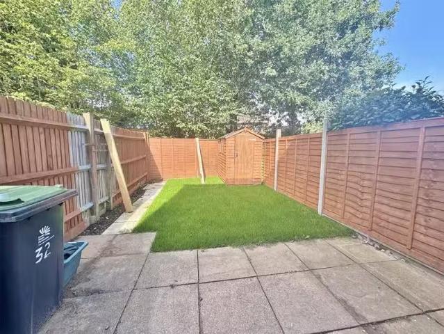 Just in! 2 bedroom end of terrace house for rent in Cotswold C.