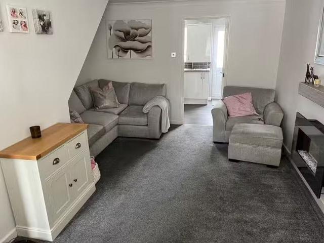 Deal! 2 bedroom end of terrace house for rent in Darmead, West.