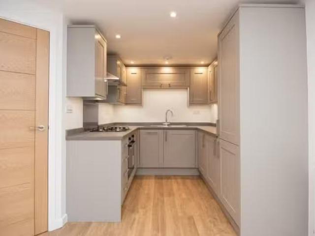 For Rent! 2 bedroom flat for rent in Ashfield Court, 102 Ashle.