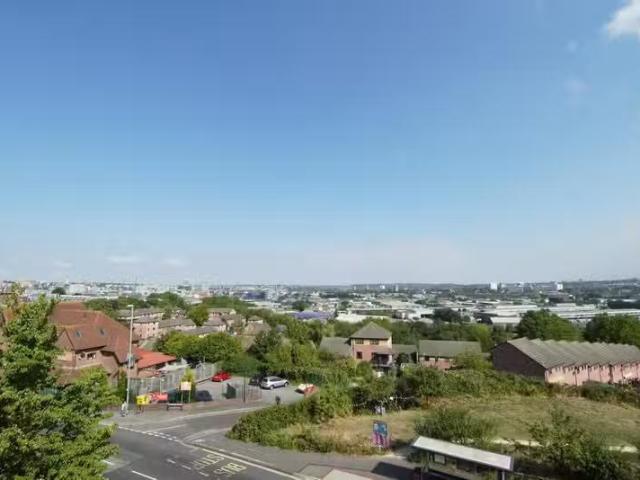 Rental! 2 bedroom flat for rent in Barrington Court, Winton St.
