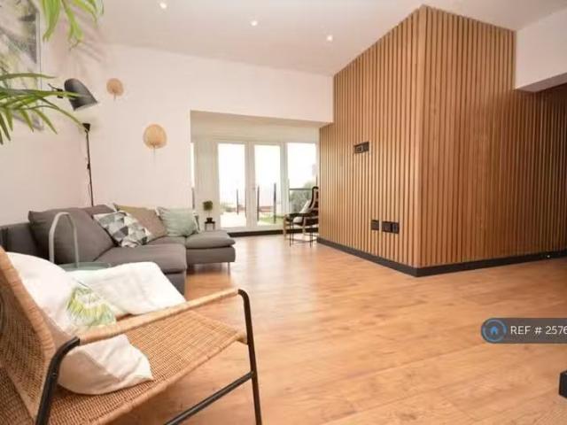 Deal! 2 bedroom flat for rent in Beach Rise, Westgate On Sea.